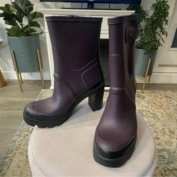 NWOT Hunter Heeled Chelsea Rain Ankle Boots in Black and Purple - Picture 4 of 8